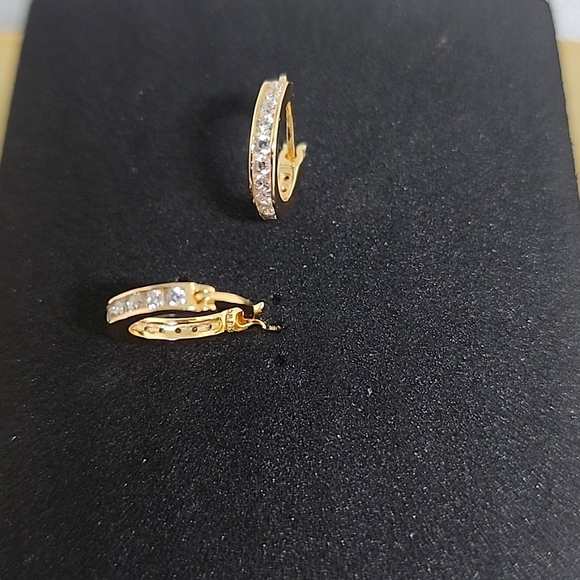 14K GOLD FILLED BEAUTIFUL HUGGING EARRINGS. - Picture 4 of 5